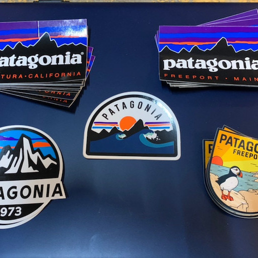 本格アウトドアブランド、パタゴニア(Patagonia)のオリジナルステッカーです。