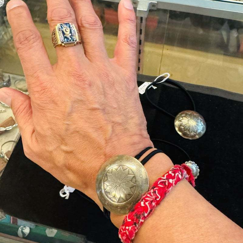 人気のコンチョのヘアゴムです。