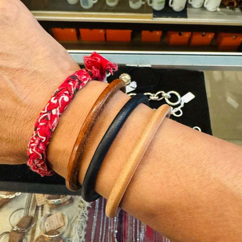 人気のコンチョのヘアゴムです。