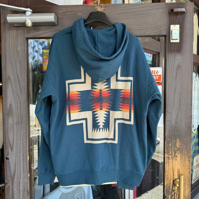 人気のパーカです。