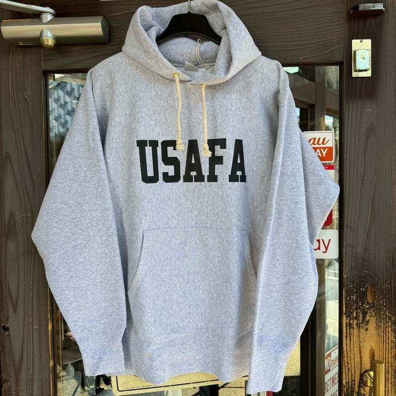 人気のパーカです。