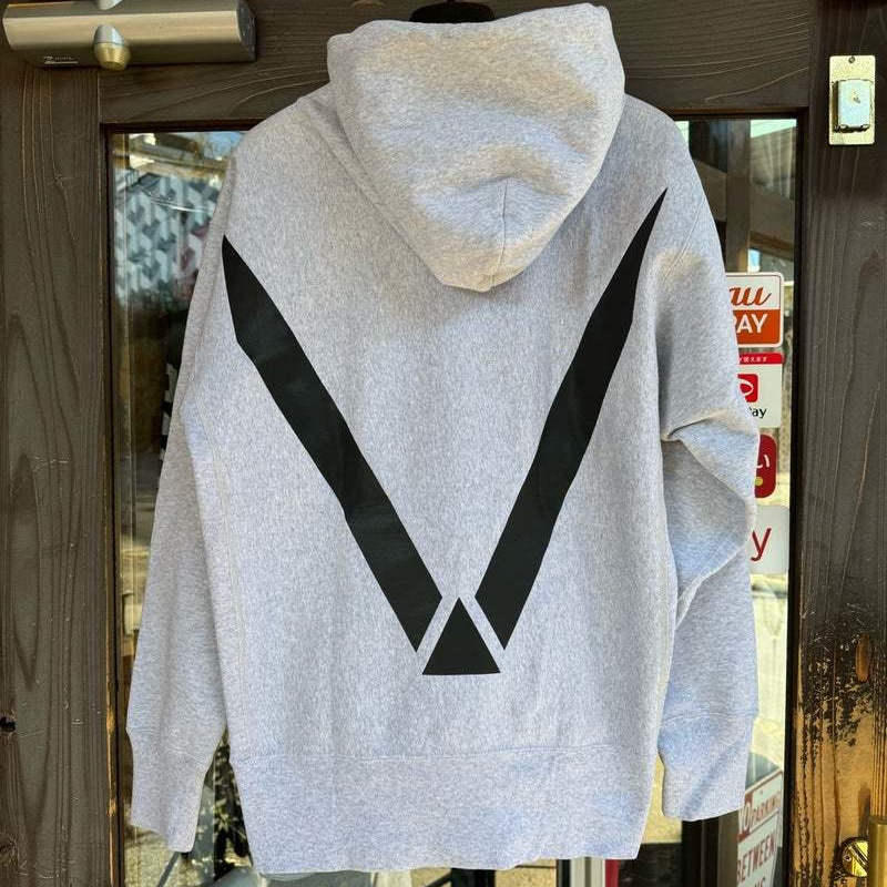 人気のパーカです。