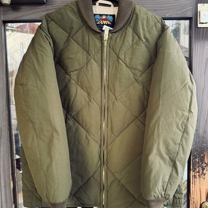 人気の刺繍ジャケットです。