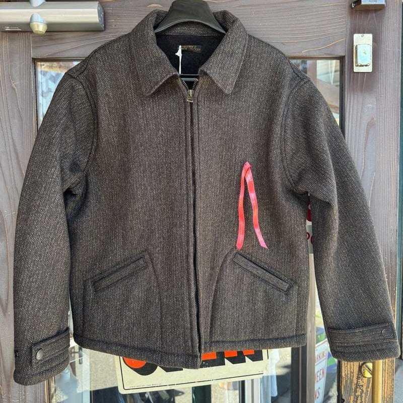 人気の刺繍ジャケットです。