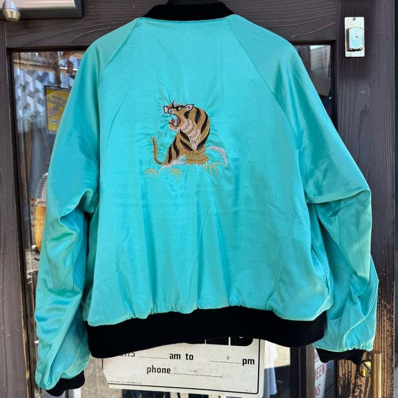 人気の刺繍ジャケットです。