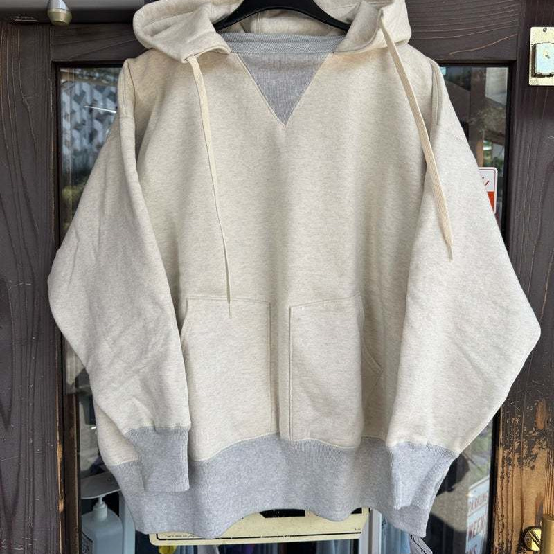 定番アメカジブランド、Champion チャンピオンの超限定リバースウィーブパーカです。