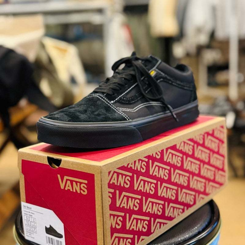 人気のVANS OLD SCHOOLスニーカーです。