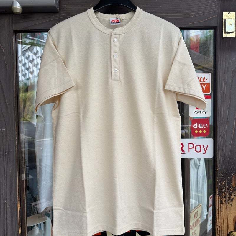 人気ブランド、DryBonesのヘンリーネックロンTです。