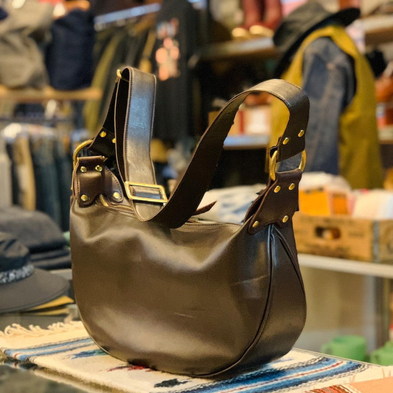 ヴィンテージ・古着・アメカジ専門店のヤード・ウェアハウスがお届けする、人気のレザーバッグです。